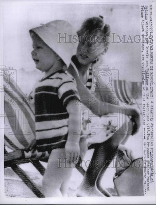 1962 Press Photo Princess Raola of Belgium with Son Philippe on the Beach - Historic Images