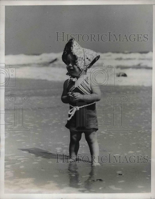 1939 Press Photo Barbara Bender at Eleven Months at Lido Beach, LI - neb20519 - Historic Images