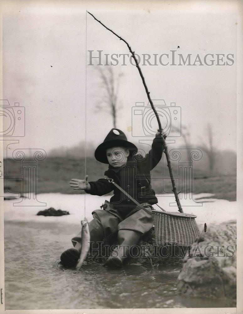 1939 Press Photo Herbert Foster Child Fishing On Ice Lake - neb21818 - Historic Images