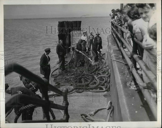 1941 Press Photo Crowd Watch Fireman on East 9th Street Pier - nea81802 - Historic Images