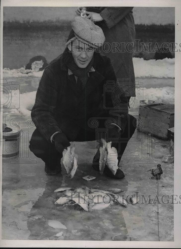 1941 Press Photo Fisherman Ice Fishing on Sandusky Bay in Ohio - nea81588 - Historic Images