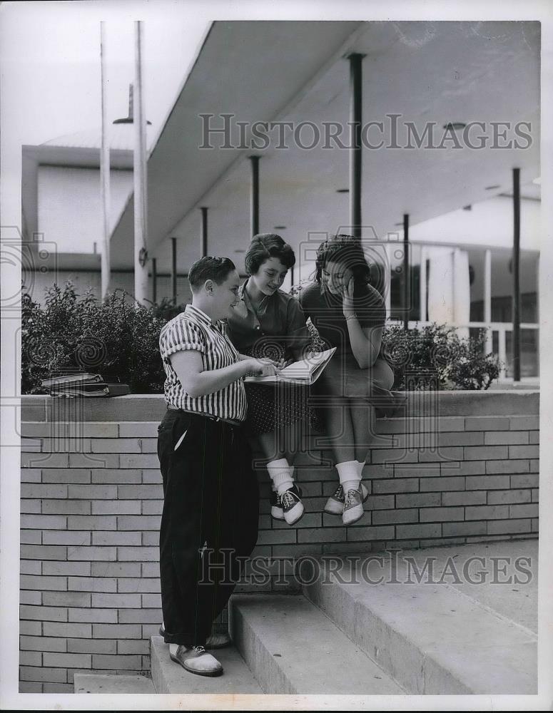 1957 Press Photo Daniel Keilen Elaine Heisch Students At Berkeley California - Historic Images