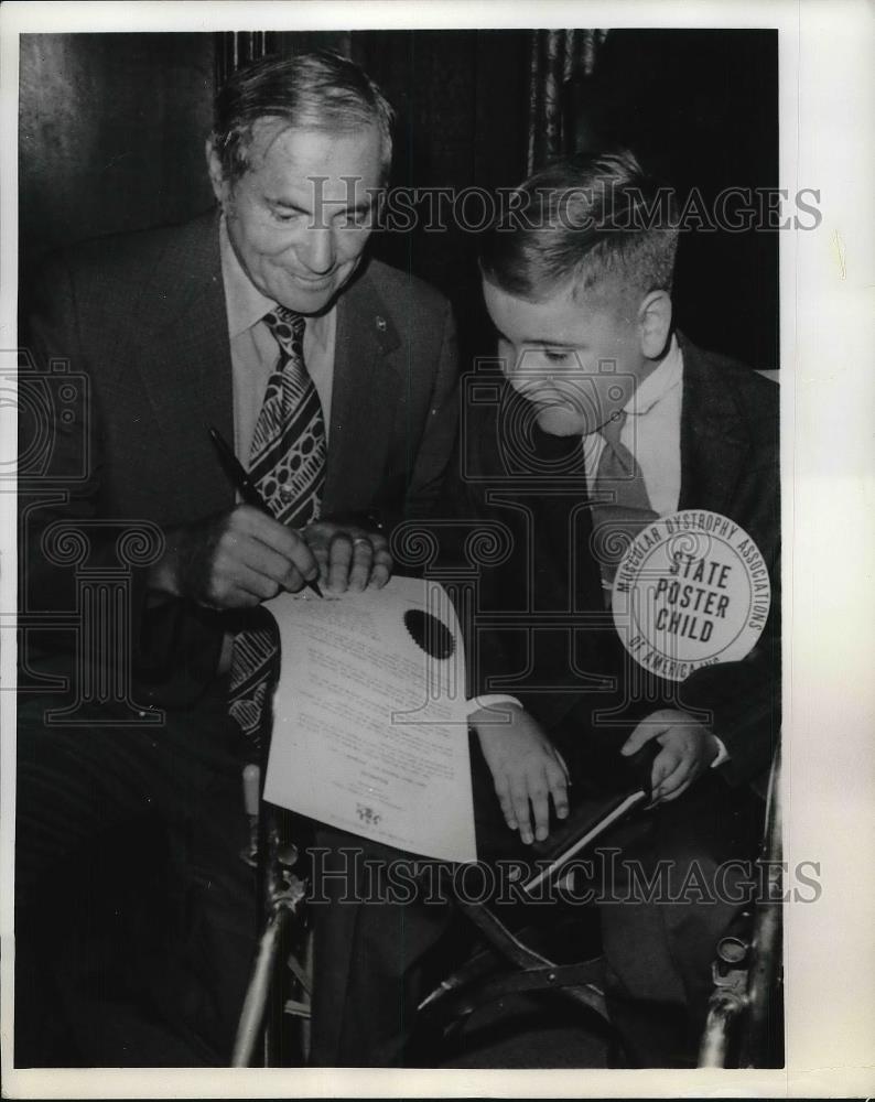 1971 Press Photo Eugene Harding Watches Gov. Milton Shapp Name MS Weekend - Historic Images