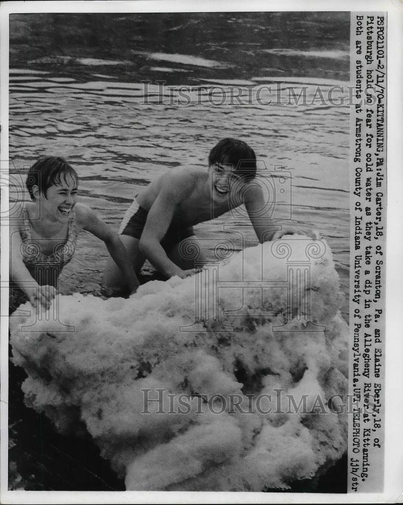 1970 Press Photo Jim Carter &amp; Elaine Eberly In Cold Water Of Alleghney River - Historic Images