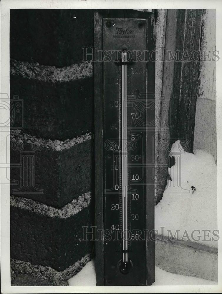 1940 Press Photo Outdoor thermometer Cleveland Heights 10 Below Weather - Historic Images