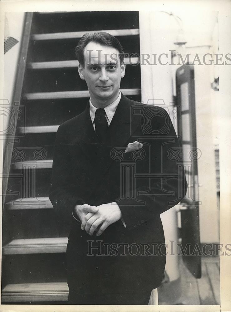 1934 Press Photo Prince Louis Ferdinand posing for photo - neb07427 - Historic Images
