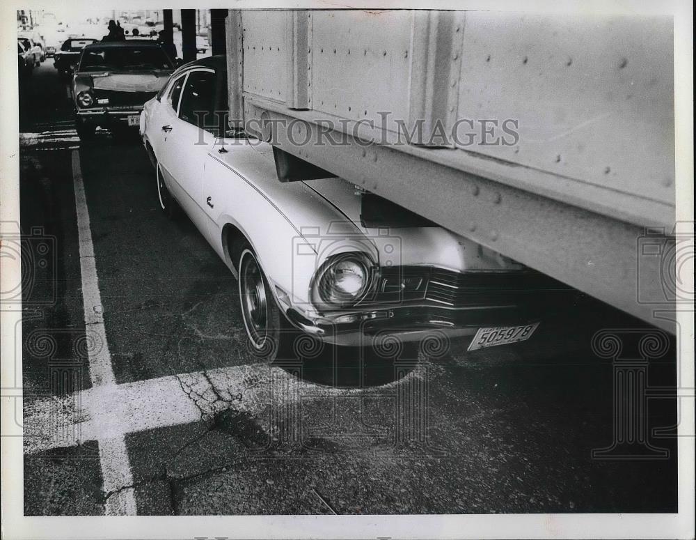 1975 Press Photo Car Under Railroad Underpass - neb20805 - Historic Images