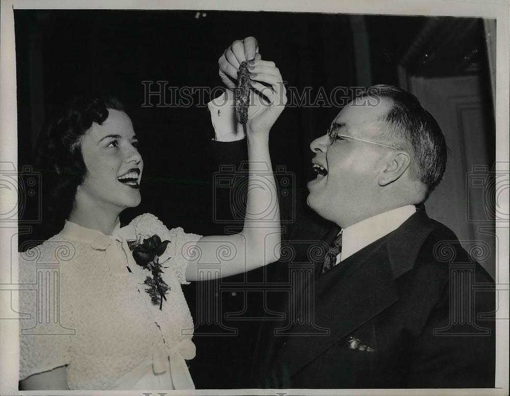 1939 Press Photo Representative Jesse P. Wolcott & Barbara Banks In Washington - Historic Images