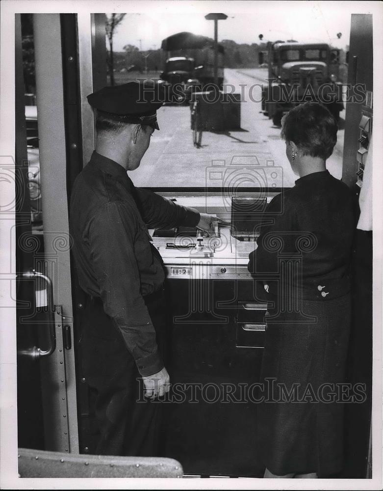 1955 Press Photo Dan Hasbrouck &amp; Edith Bowman Use Ohio Turnpike Toll Gate - Historic Images