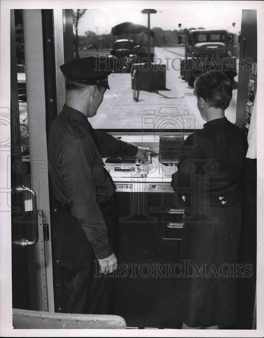 1955 Press Photo Dan Hasbrouck & Edith Bowman Use Ohio Turnpike Toll Gate - Historic Images