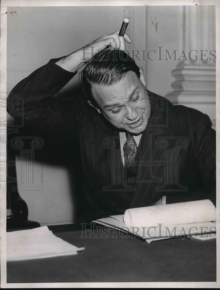 1938 Press Photo Man doing paperwork at his desk - Historic Images