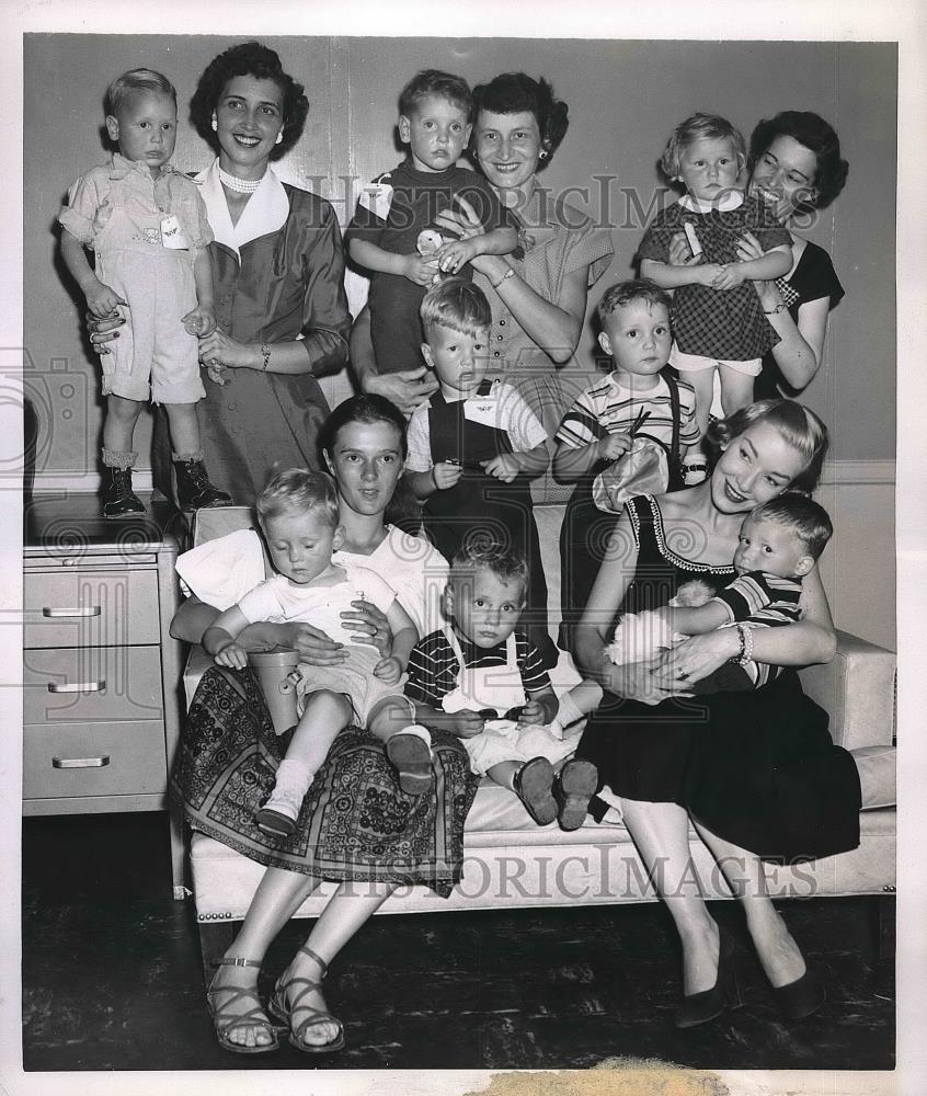 1952 Press Photo Tiny Displaced Persons arrive in the U. S. - Historic Images