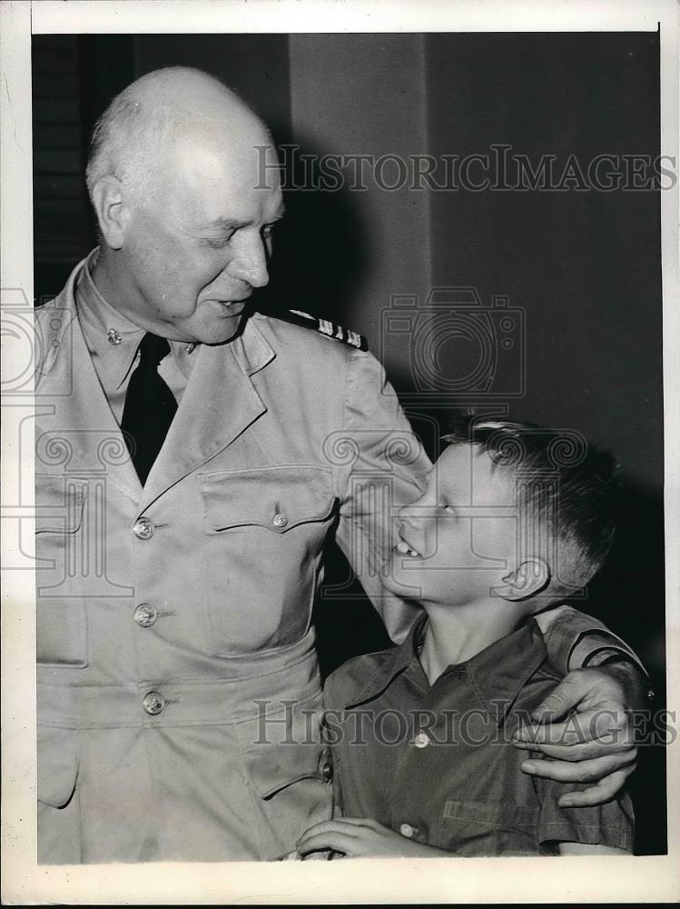 1942 Press Photo Lt. Cmdr. John M. McKinney &amp; son, Alex, reunited by court order - Historic Images