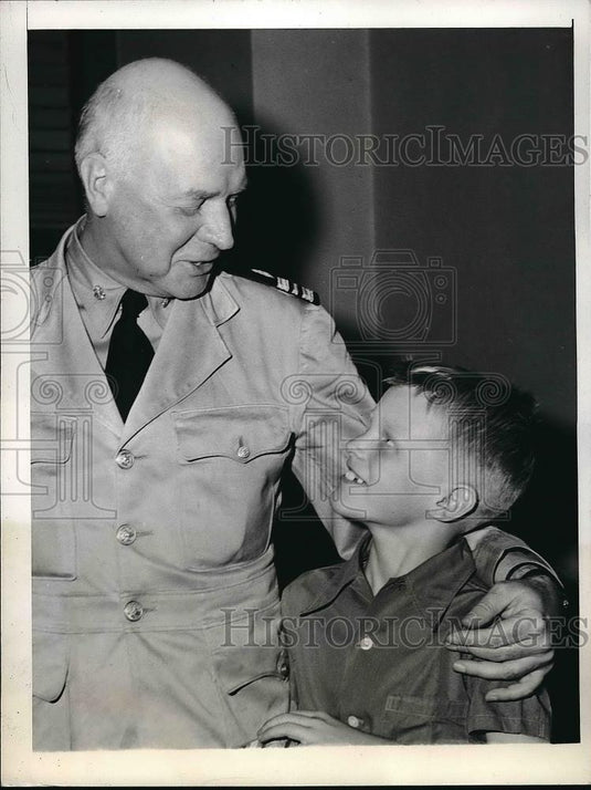 1942 Press Photo Lt. Cmdr. John M. McKinney & son, Alex, reunited by court order - Historic Images