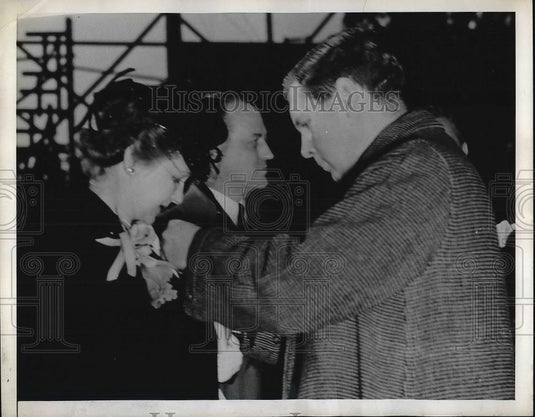 1944 Press Photo Frank Kelley, Herald Tribune Correspondent, Mrs. Julian Longley - Historic Images