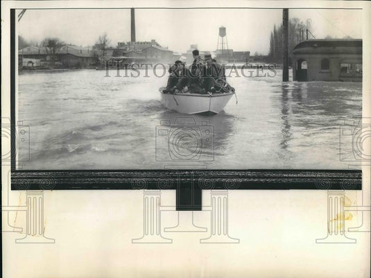 1959 Press Photo A boat full of flood refugees in a town on a river - Historic Images