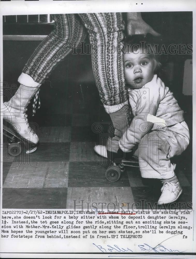 1962 Press Photo Mrs. James Kelly Roller skater with baby Garalyn - Historic Images