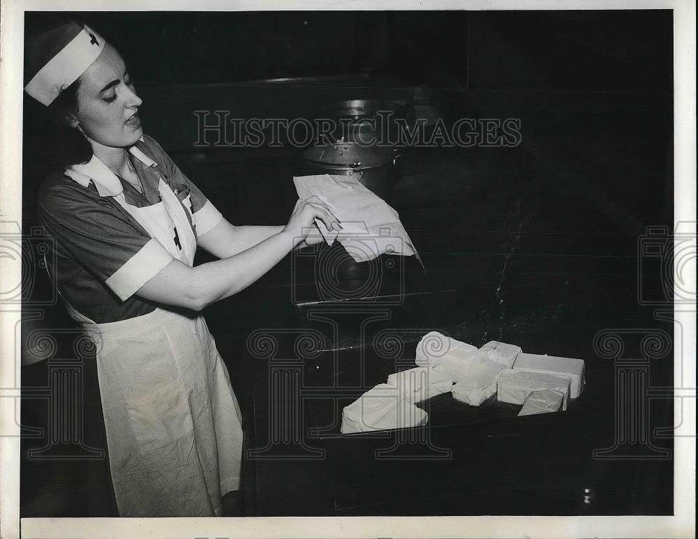 1942 Press Photo Miss Barbara Tickell of Red Cross Cooks for Army Ft. McPherson - Historic Images