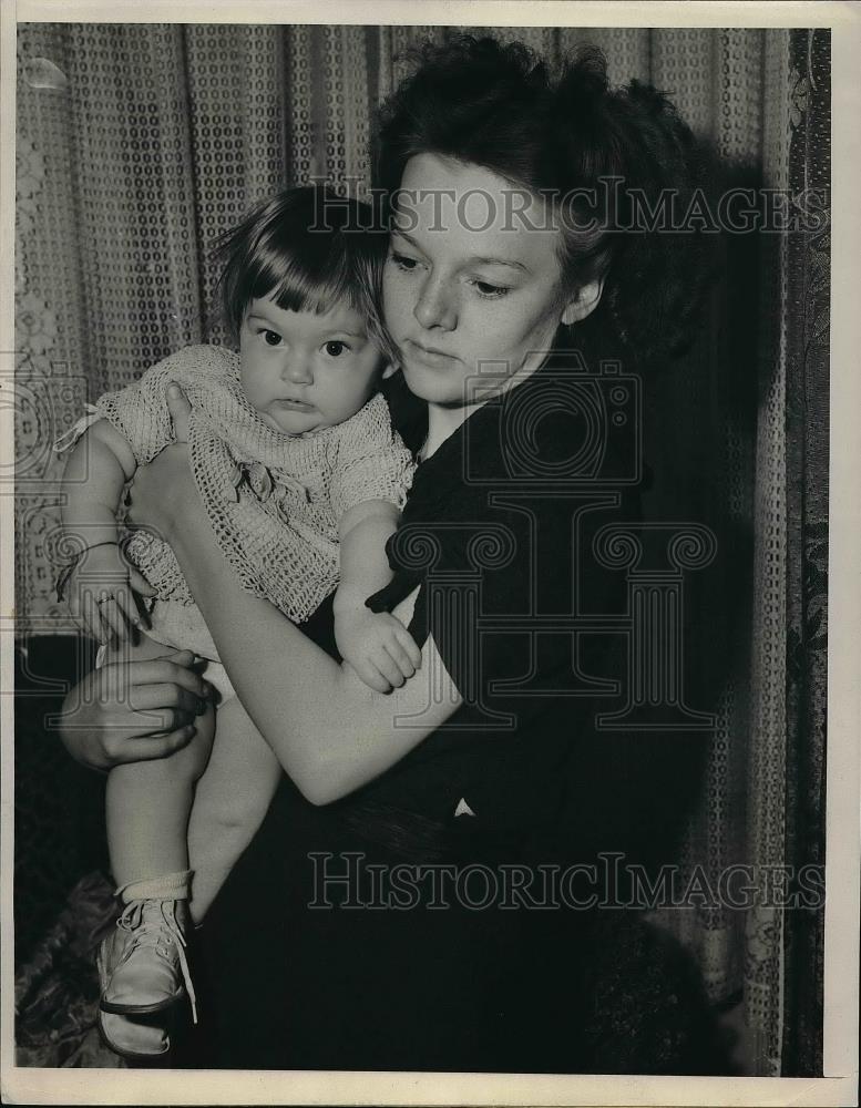 1940 Press Photo Helen Smith, 20, with her 8-month-old baby - Historic Images