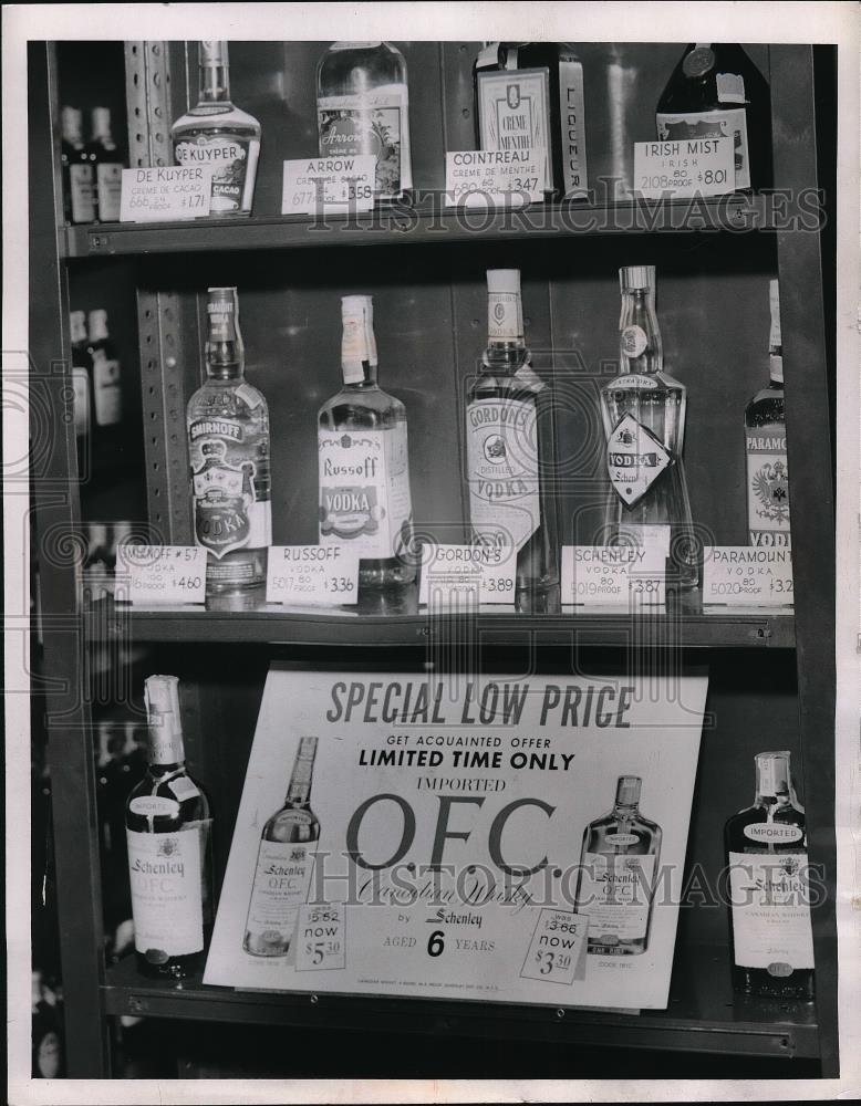 1959 Press Photo Ohio Cleveland Liquor Store Advertisements - Historic Images