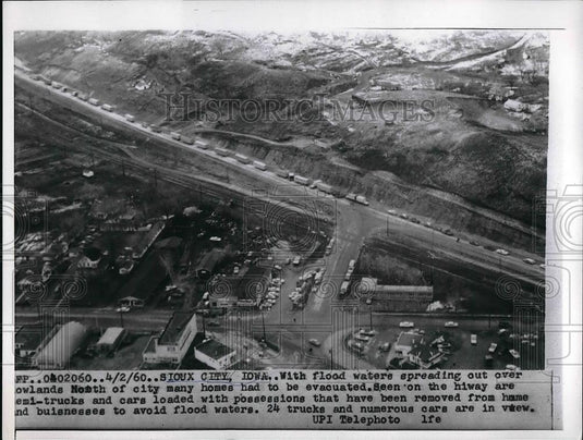 1960 Press Photo Cars and Trucks Evacuating From Flooded Sioux Waters - Historic Images