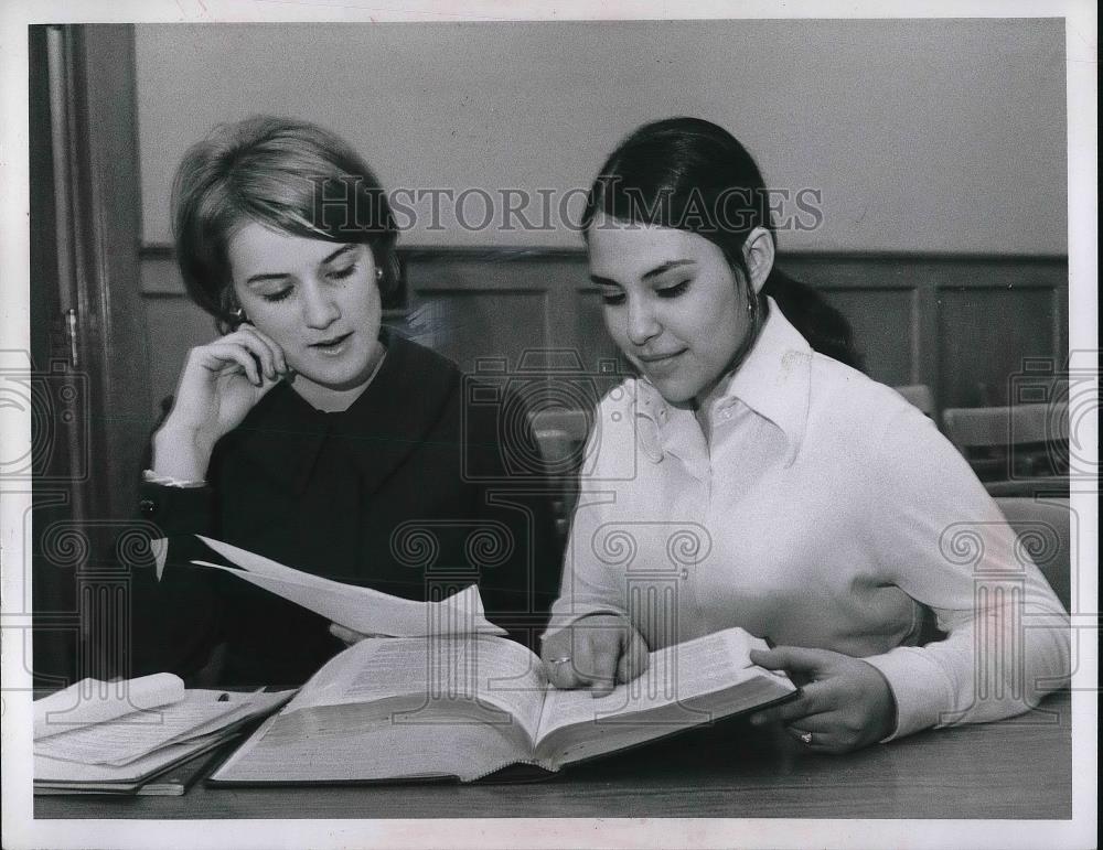 Press Photo Elaine Kavamallis &amp; Gracie Zildsian Research Case - Historic Images