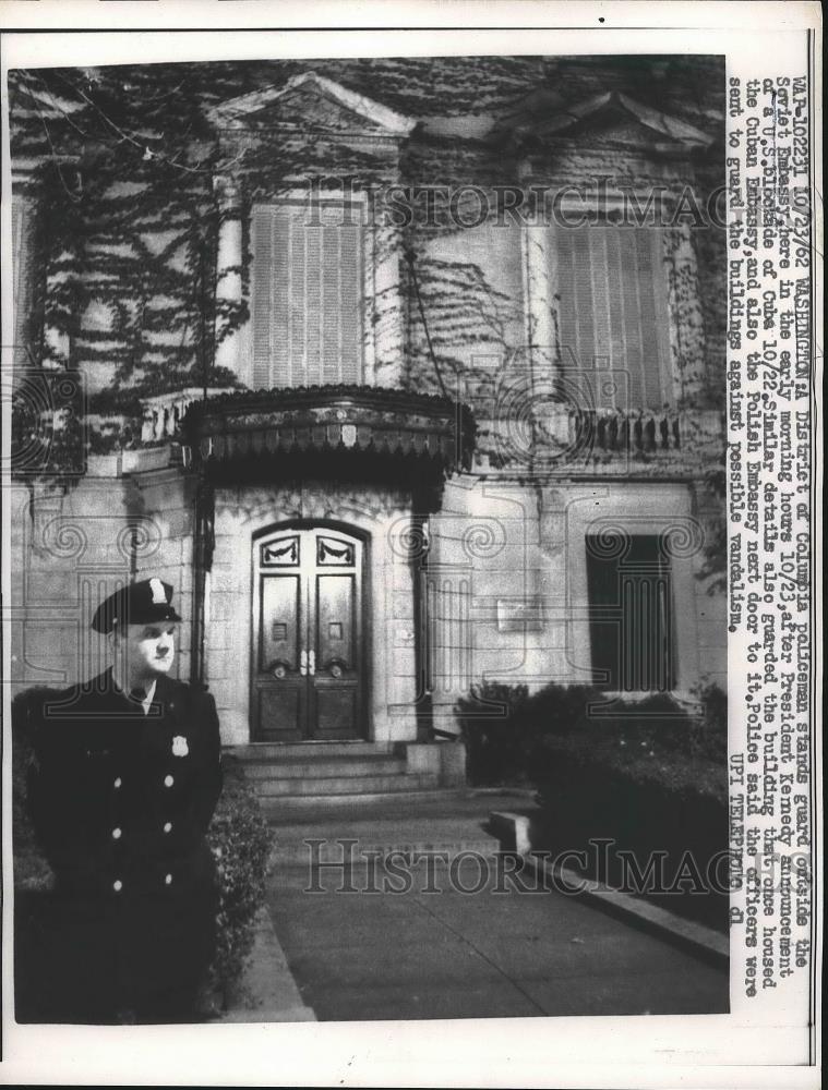 1962 Press Photo Washington D.C. Policeman Stands Guard At Soviet Embassy - Historic Images