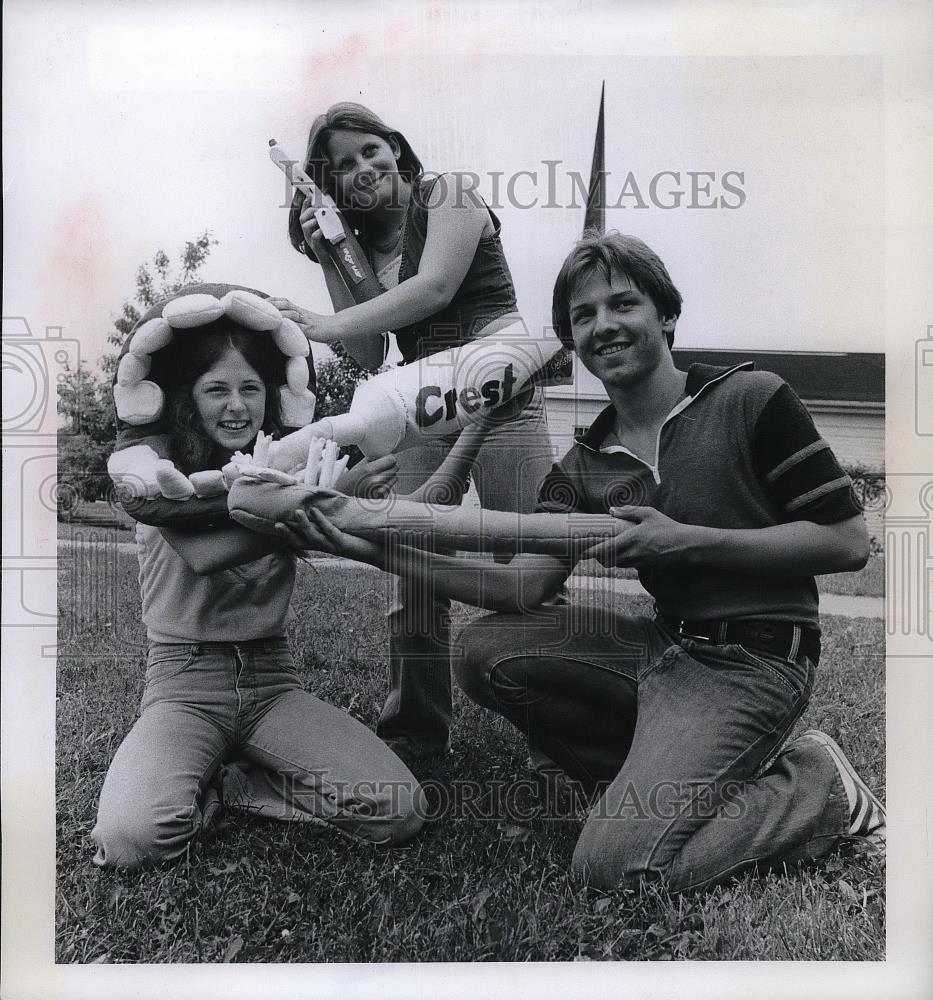 1978 Press Photo Kirk Box with oversized toothbrush Laura Jackson, Donia Skelly - Historic Images