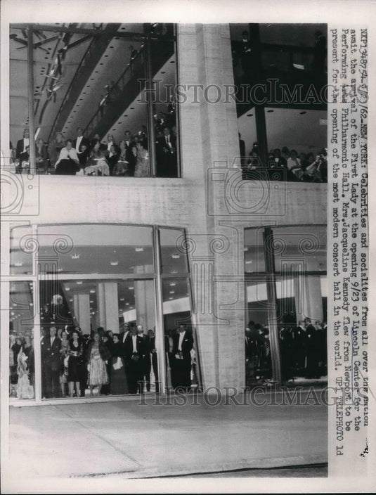 1962 Press Photo Crowd at Lincoln Center Waiting for First Lady at Opening - Historic Images