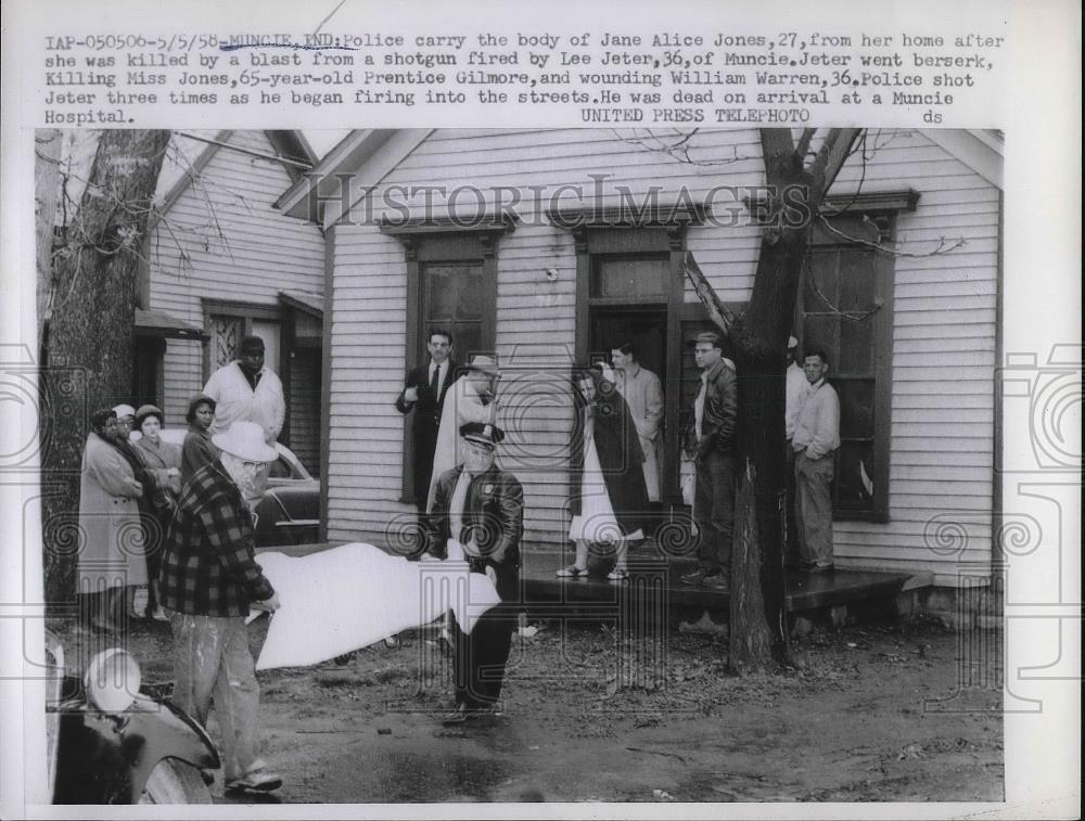 1958 Press Photo body of slain Jane Alice Jones removed from home, Mincie, IN - Historic Images