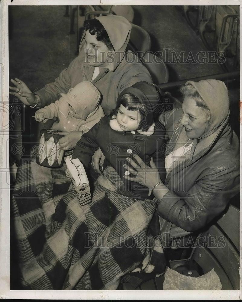 1939 Press Photo Mrs. Lois Addell and daughter Ruth, Mrs. Harry J. Baden at game - Historic Images