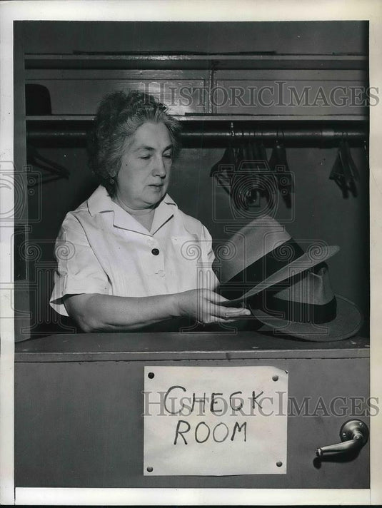 1942 Press Photo Mrs. Rose Fontmoren Seeing people sailed with - Historic Images