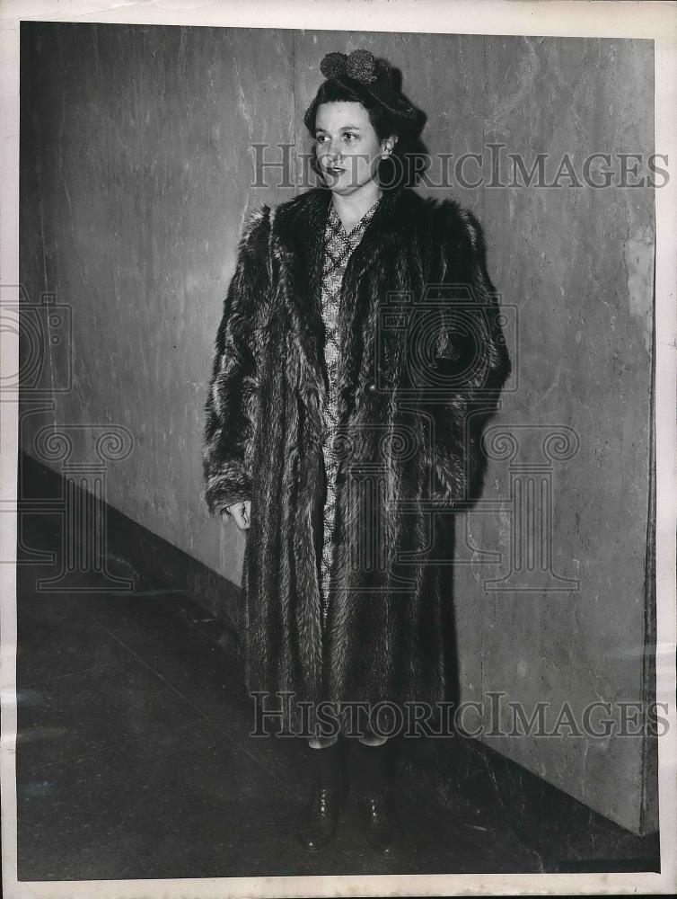 1946 Press Photo Mrs. Florence Zisser Attends hearing Eviction Veteran - Historic Images