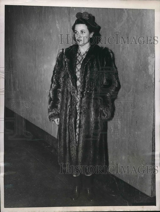 1946 Press Photo Mrs. Florence Zisser Attends hearing Eviction Veteran - Historic Images