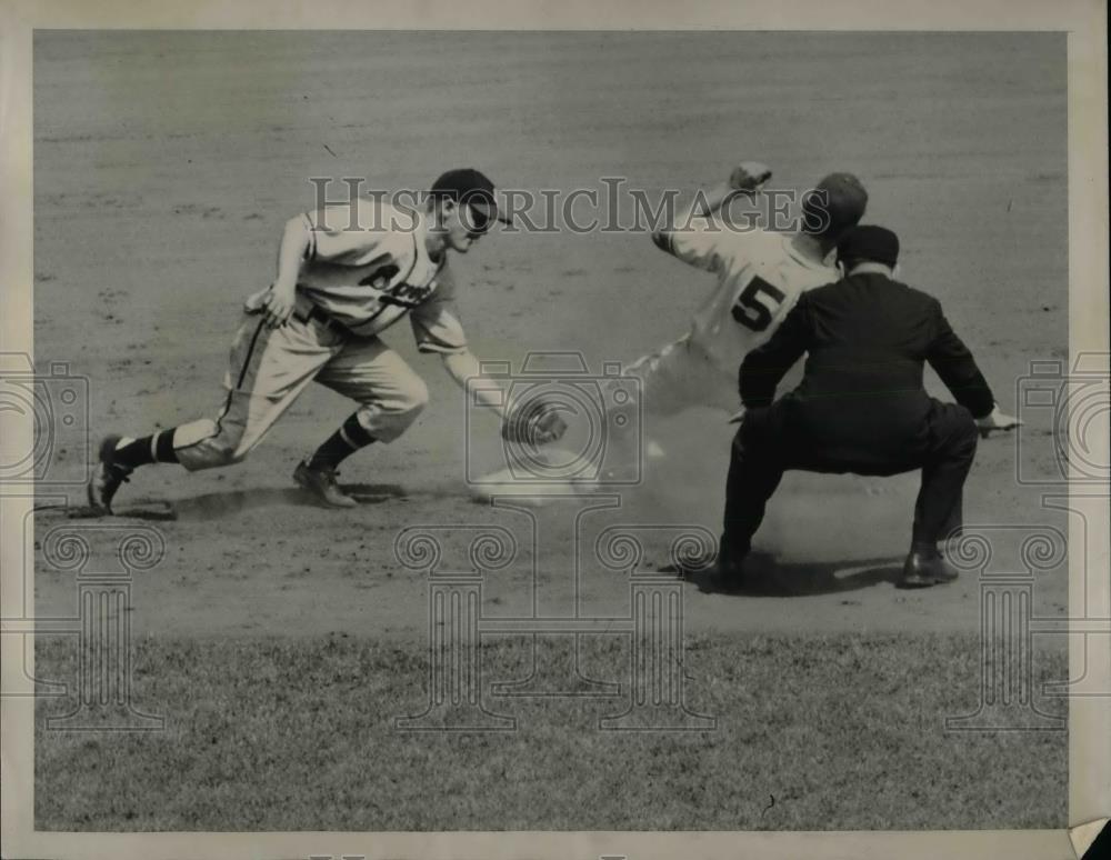 1946 Press Photo Babe Young of the Giants, Bill Wietelmann of the braves - Historic Images