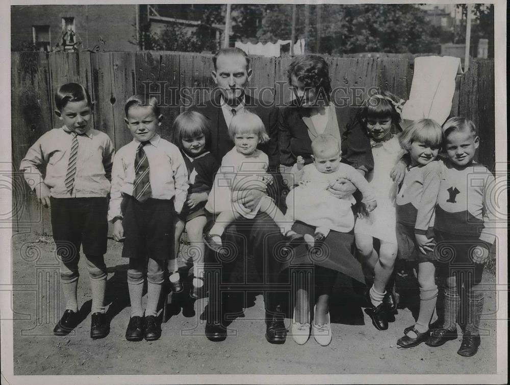 1936 Press Photo Mr. &amp; Mrs. Ambrose Harrison With 8 Of Their Children In Contest - Historic Images