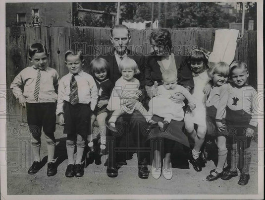 1936 Press Photo Mr. & Mrs. Ambrose Harrison With 8 Of Their Children In Contest - Historic Images