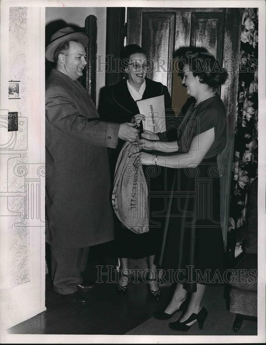 1952 Press Photo Mr. and Mrs. Herbert Zehe, Mrs. James Karlock, Mother's March - Historic Images