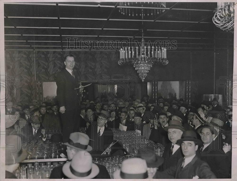 1936 Press Photo Auctioneer Edward Barrett Selling Glassware Of A Bar - Historic Images