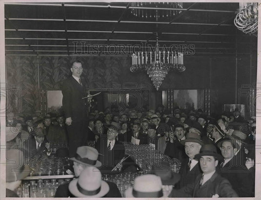 1936 Press Photo Auctioneer Edward Barrett Selling Glassware Of A Bar - Historic Images