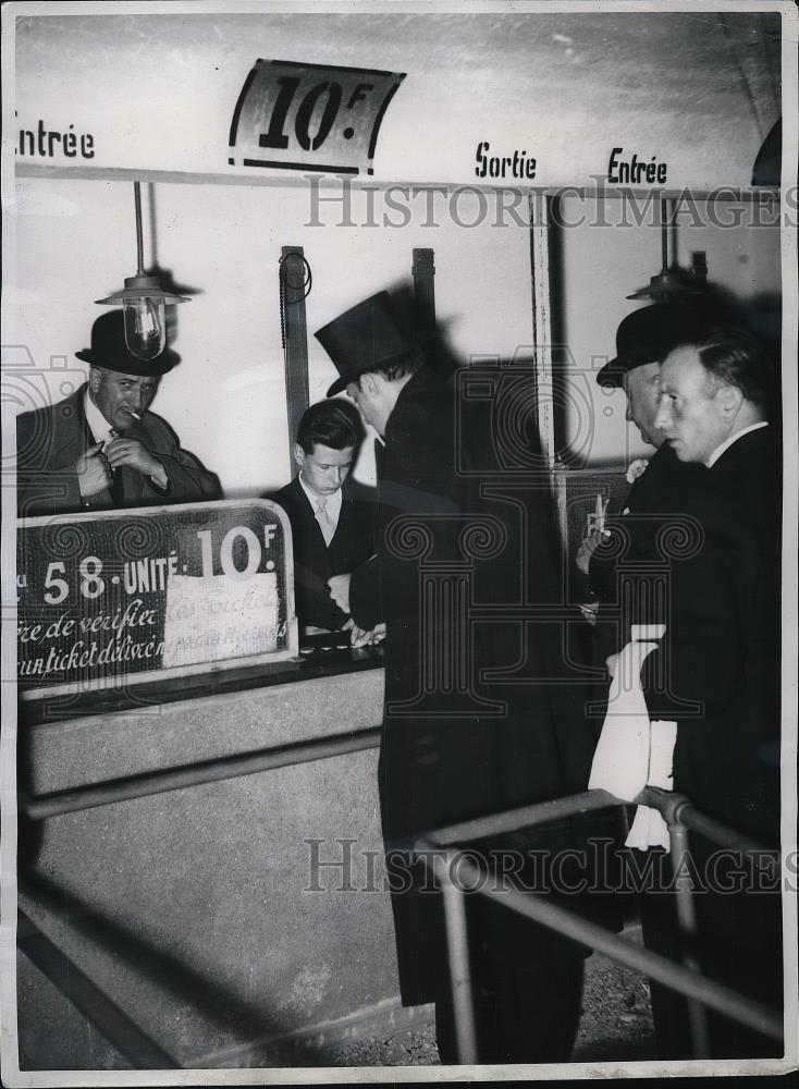 1939 Press Photo betting window at Longchamps Race Track in Paris - Historic Images
