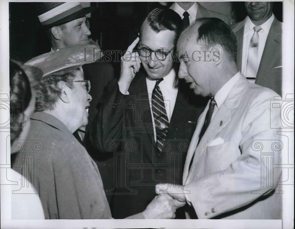 1956 Press Photo Adlai Stevenson with Elizabeth Conkey and Gov George Leader - Historic Images