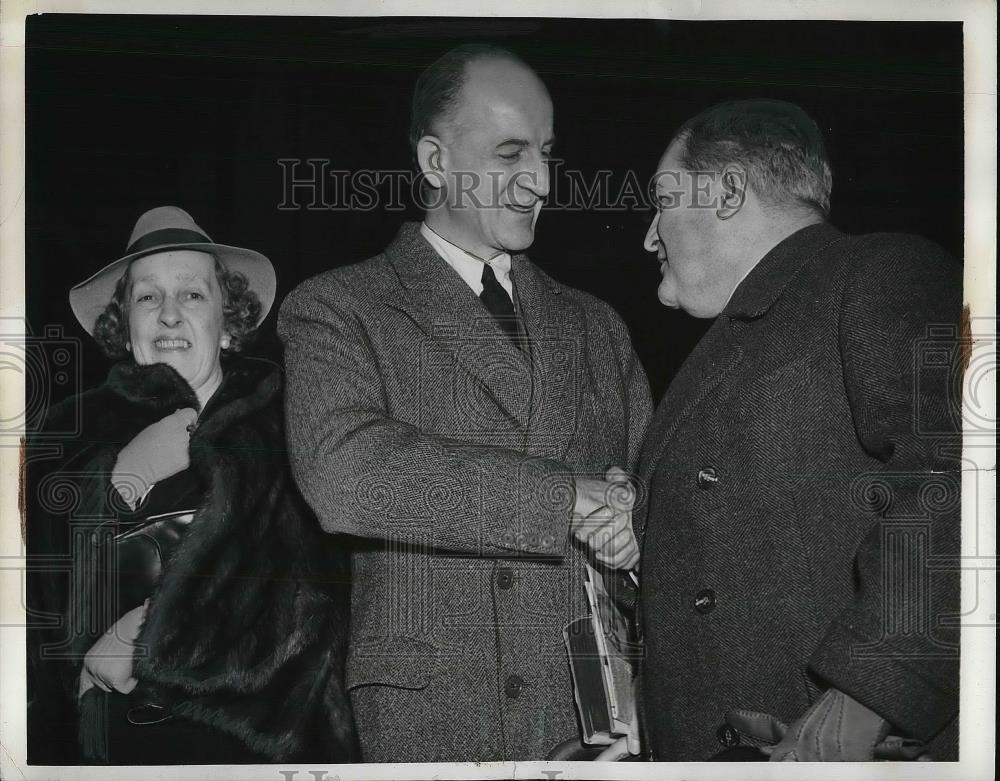 1942 Press Photo Secretary Of State Mrs Sumner Wells Greet Brazilian Ambassador - Historic Images