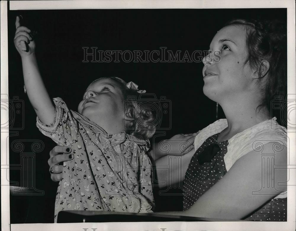 1939 Press Photo Dixie Lee Young 2 year old Child Passenger in Stolen car - Historic Images