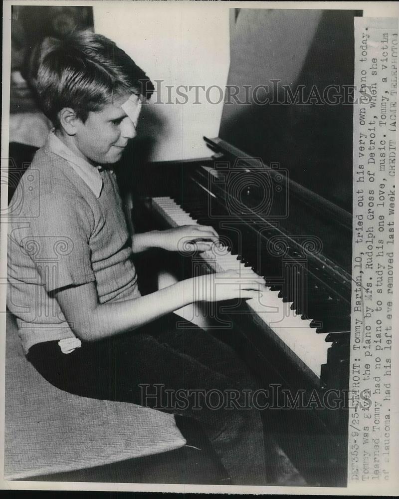 1947 Press Photo Tommy Barton, Victim of Glaucoma, Plays Piano - Historic Images