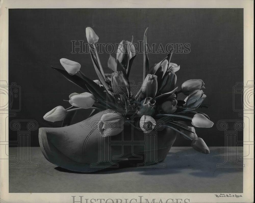 1945 Press Photo A Dutch shoe vase full of blooming tulips - Historic Images