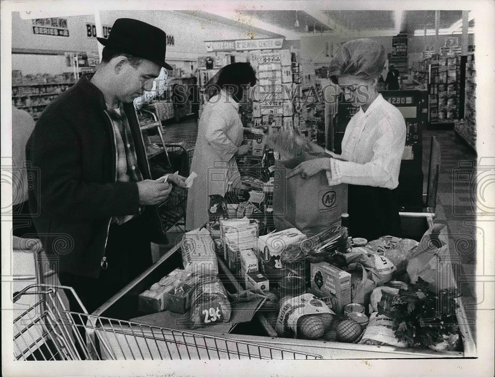 1955 Press Photo Peter Carrigan, Cashier Judy Antonick - Historic Images