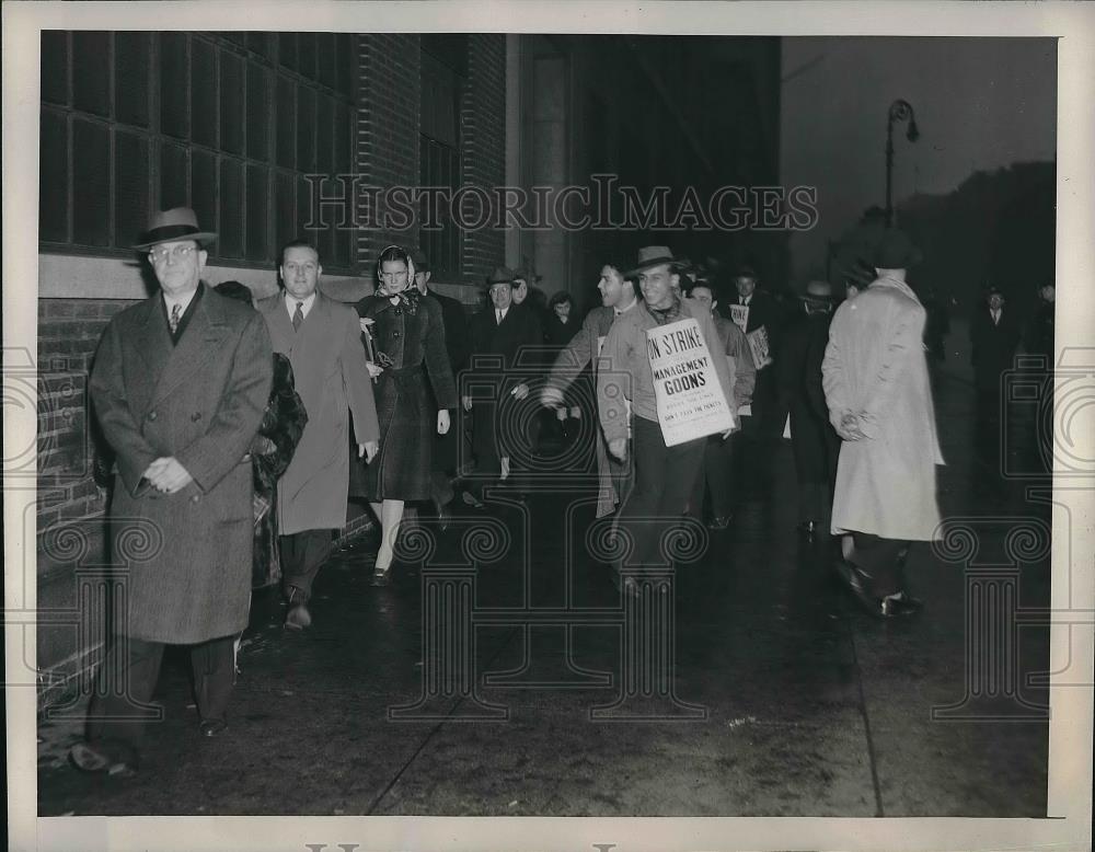 1946 Press Photo Western Electric Plant Striking Workers Non Union Going to Work - Historic Images