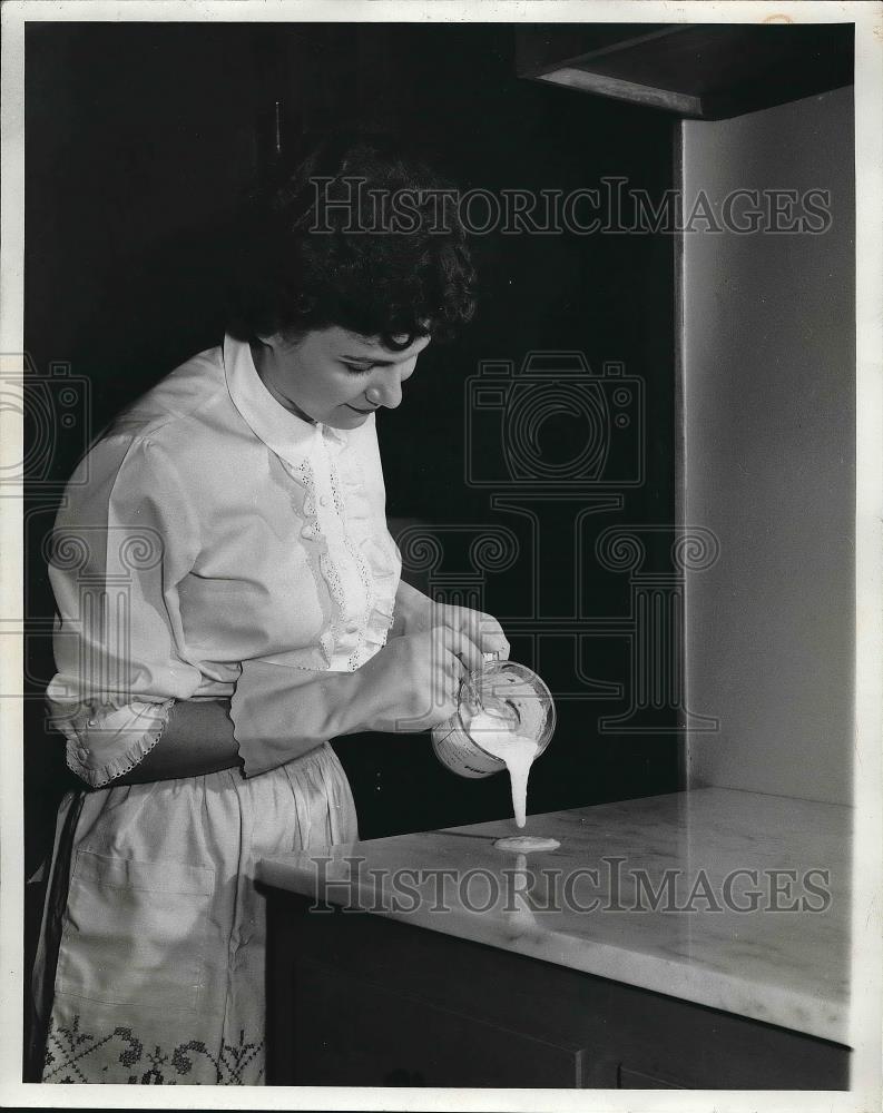 1962 Press Photo Homemaker Working on Marble Countertop - Historic Images