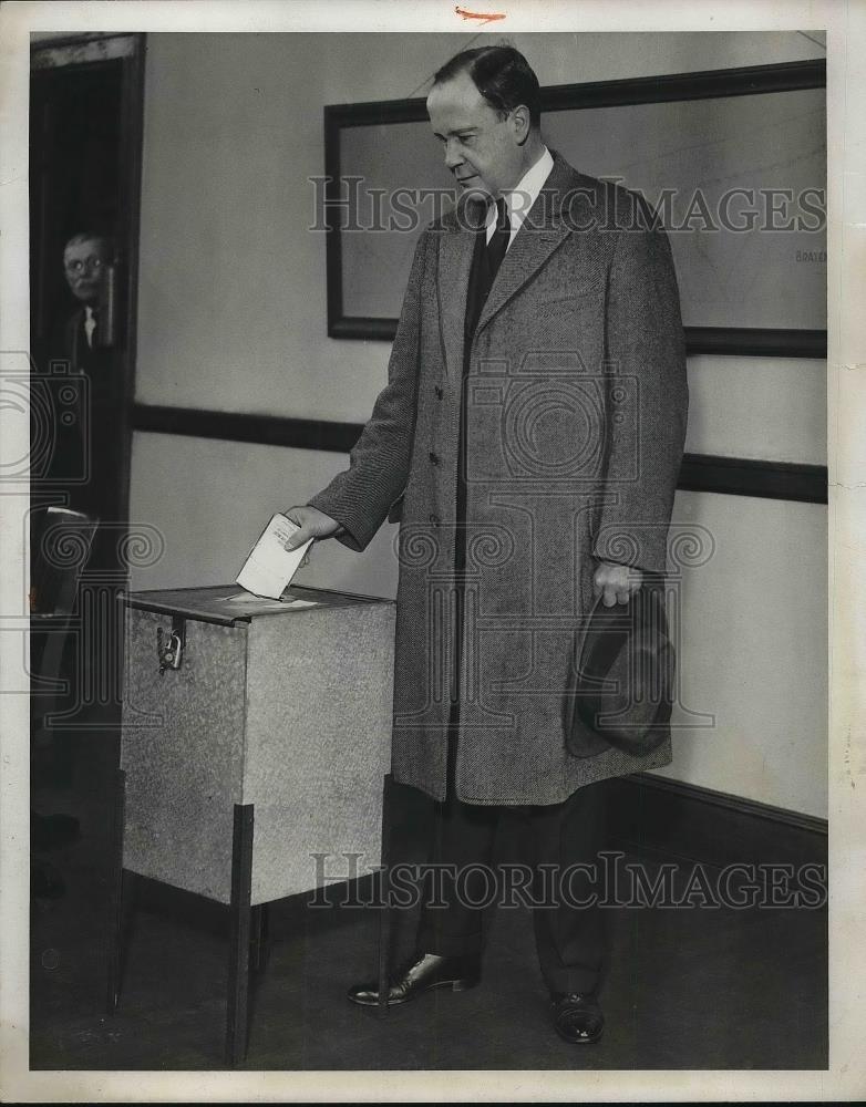 1932 Press Photo Senator Robert J Buckley Voting - Historic Images